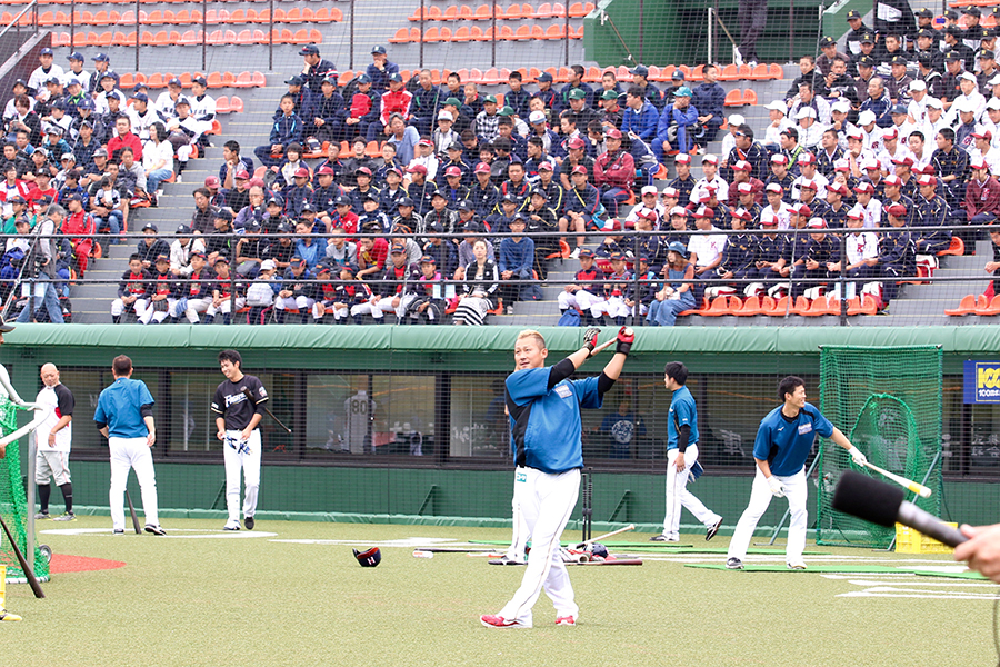 釧路市民球場では19チーム350人が練習見学に参加した【写真：石川加奈子】