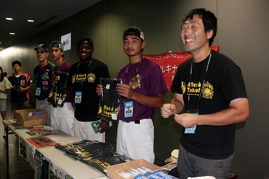 コラボTシャツを販売する北海道ベースボールアカデミー練習生と出合祐太さん（左）【写真：石川加奈子】