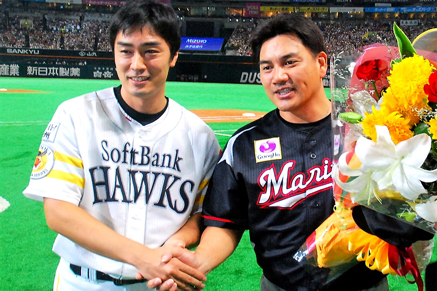 握手を交わすソフトバンク和田毅（左）と井口資仁（右）【写真：藤浦一都】