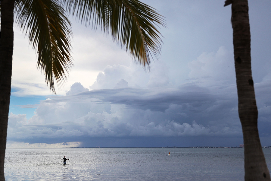 海の向こうに嵐が見えるマイアミの海岸【写真：Getty Images】