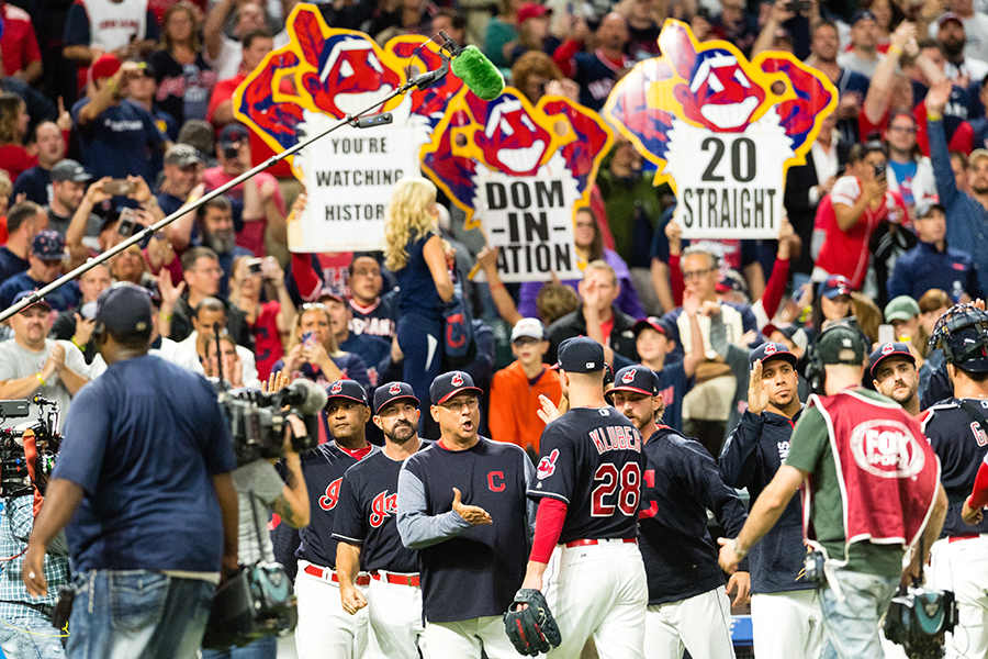 20連勝に喜ぶインディアンスの選手たちと観客【写真：Getty Images】