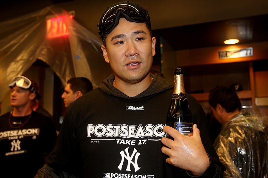 シャンパンファイトで笑顔を見せるヤンキース・田中将大【写真：Getty Images】