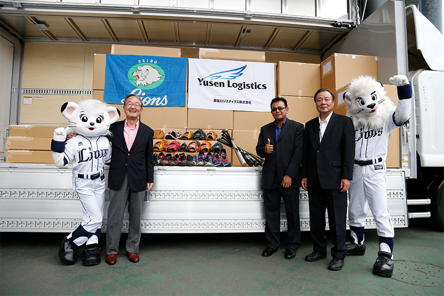 株式会社西武ライオンは2013年から「LIONS BASEBALL FOR THE WORLD 野球用具寄付プロジェクト」に取り組んでいる【写真提供：埼玉西武ライオンズ】