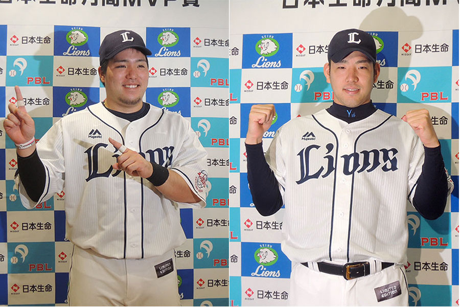 9、10月度「日本生命月間MVP賞」を受賞した西武・山川(左)と菊池【写真：上岡真里江】