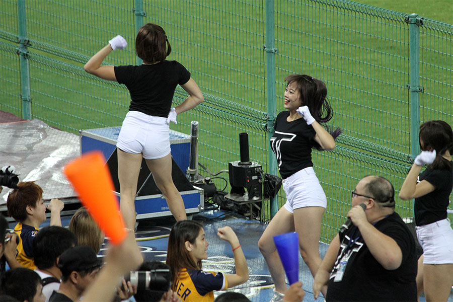 ファンと一緒に球場を盛り上げるLamiGirls【写真：(C)PLM】