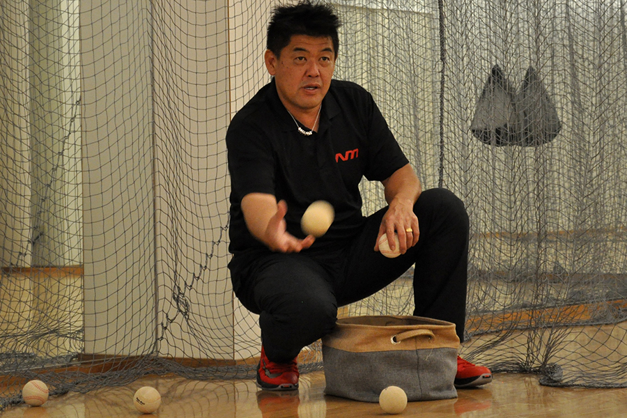 「N’s method」で野球の指導を行う中村紀洋氏【写真：（C）PLM】