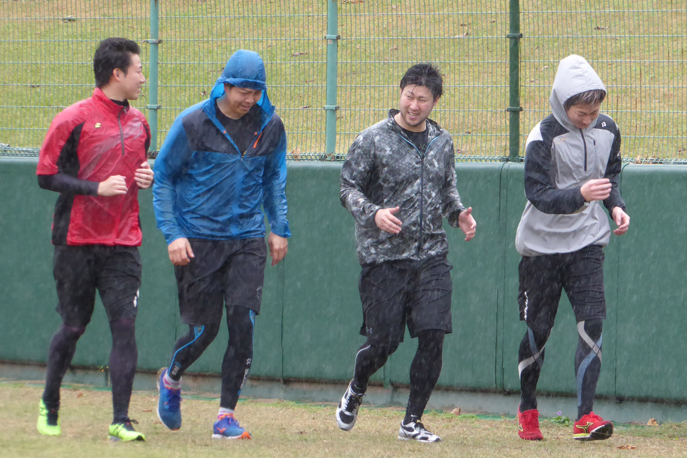 楽天・青山らと自主トレを行うマーリンズ・田澤純一（右から2番目）【写真：佐藤直子】