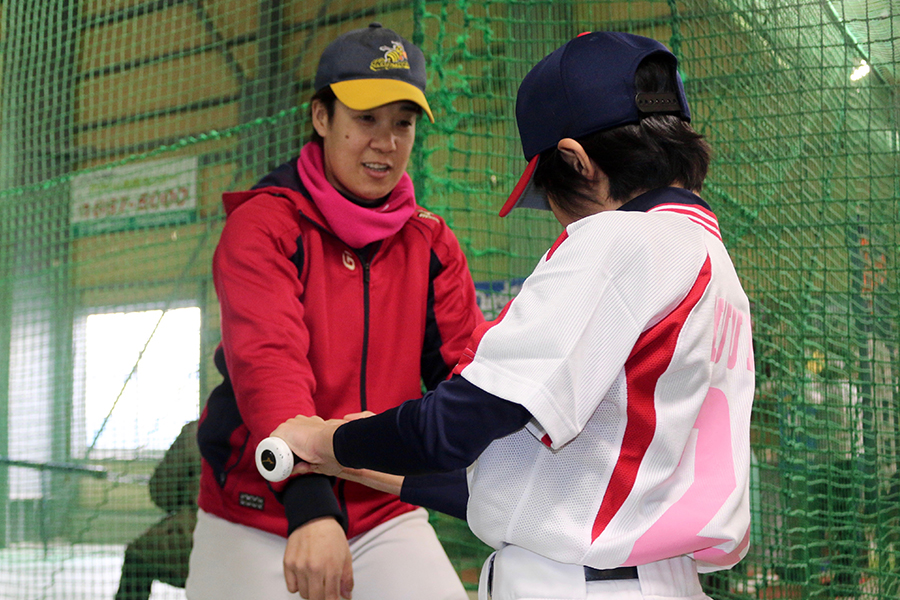 女子選手に指導する元日本代表の金由起子【写真：石川加奈子】