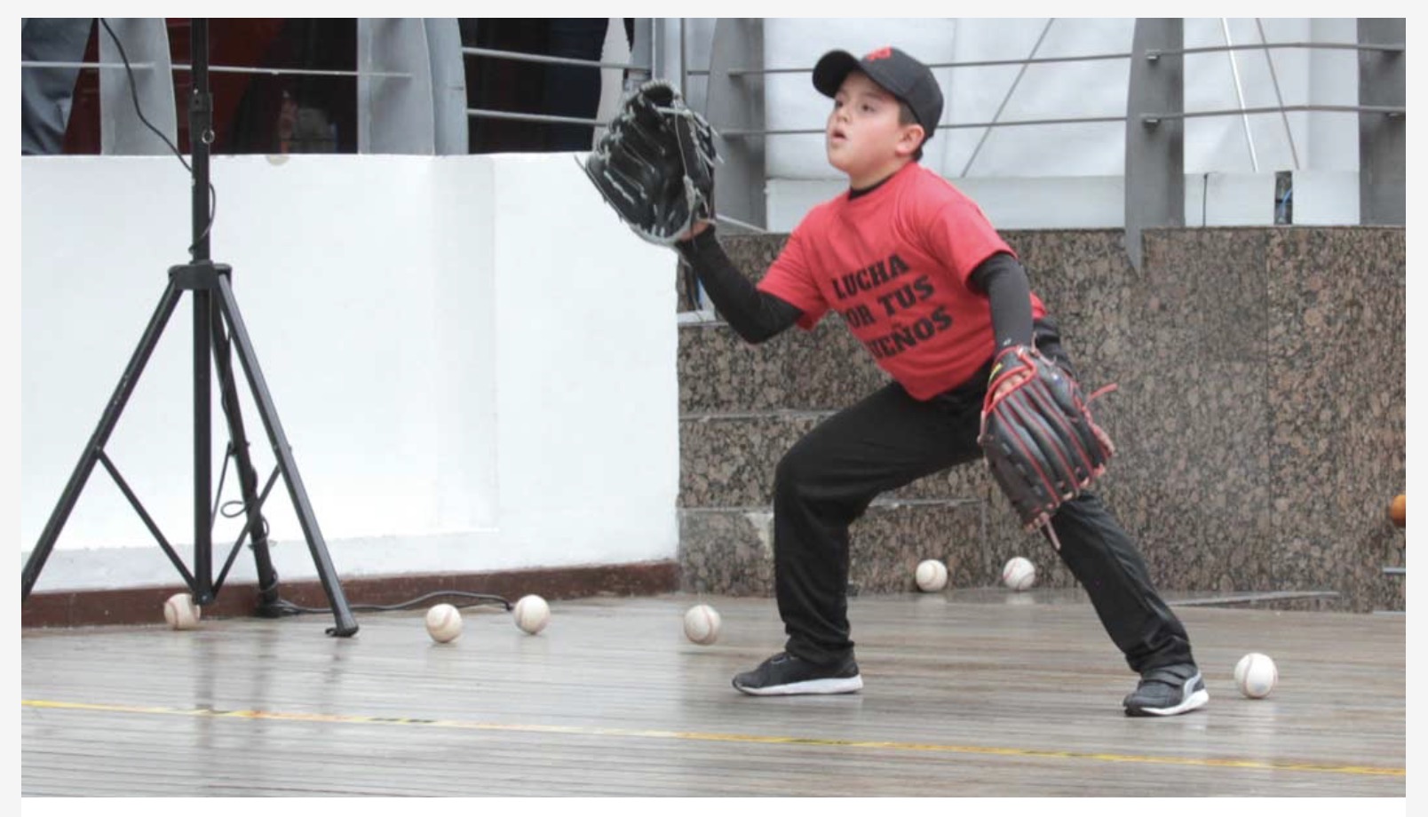 「1分間に交互の手でキャッチした野球ボールの数」に挑戦したコロンビアのゴメスくん（画像はサイトのスクリーンショットです）