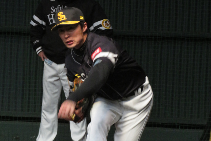 ソフトバンク・和田毅がブルペンで約80球の投球【写真：福谷佑介】