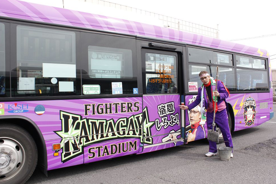 京成バス市川営業所で自らのラッピングバスを洗車する「DJチャス。」【写真提供：北海道日本ハムファイターズ】