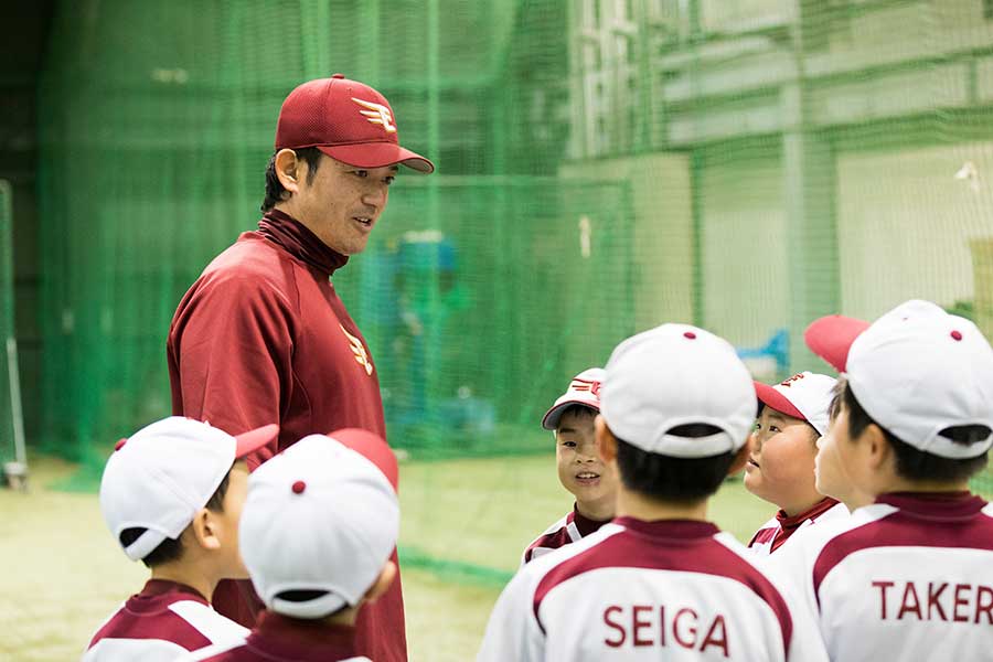 楽天イーグルスが創設された2005年からチームを支え、2013年の日本一に貢献した牧田明久選手(2016年現役引退)も、現在はアカデミーで熱心な指導を続ける【写真提供：（C）Rakuten Eagles】