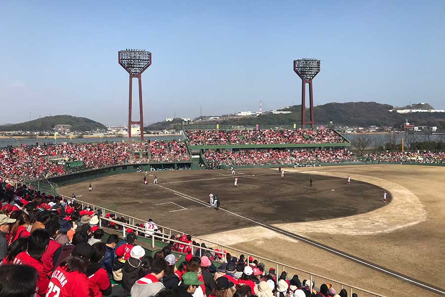 現在も広島のオープン戦が行われる福山市民球場【写真：山岡則夫】