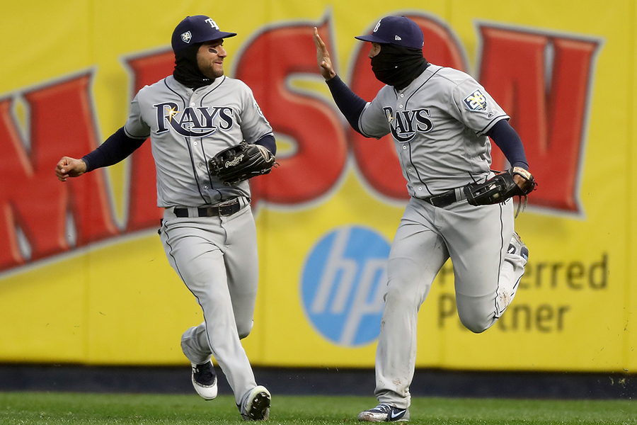 本塁打寸前の打球を好捕したレイズのカルロス・ゴメス（右）【写真：Getty Images】
