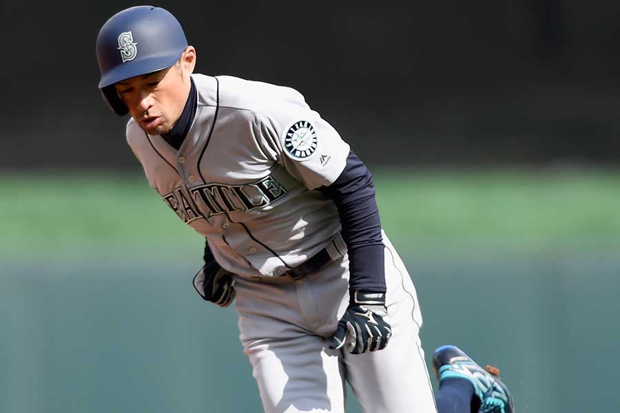 ヒットで出塁のイチローは味方の遊ゴロで三塁に【写真：Getty Images】