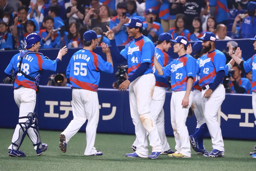 中日はモヤ（中央）の活躍で連敗を5でストップ【写真：荒川祐史】