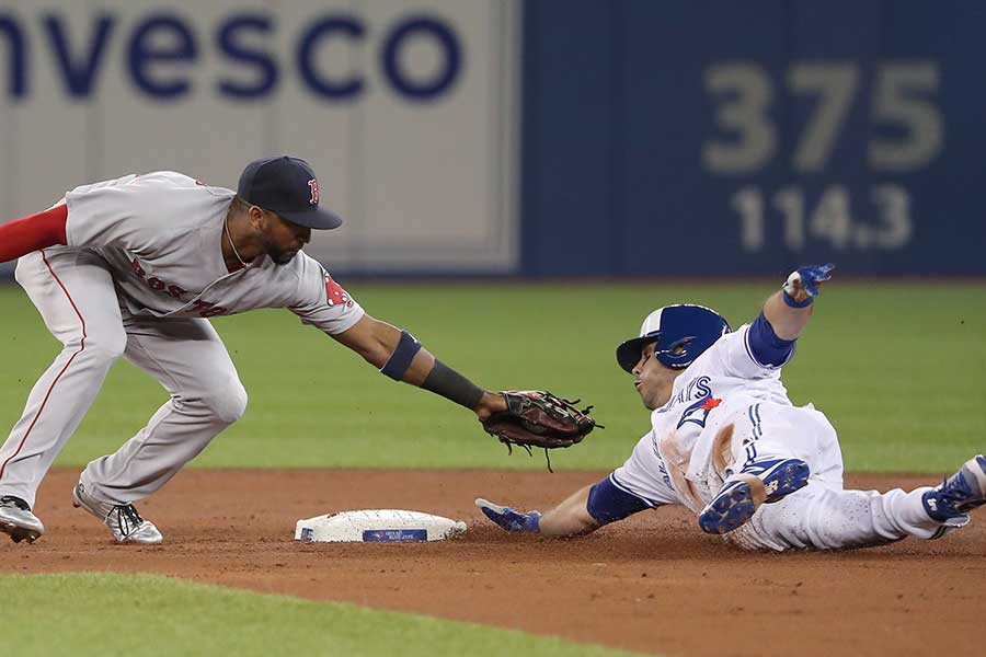 タッチをかいくぐって二塁に到達するブルージェイズのピアース【写真：Getty Images】