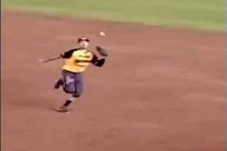 メキシコリーグで飛び出した二塁手の“まさか”の美技が話題（画像は動画のスクリーンショットです）