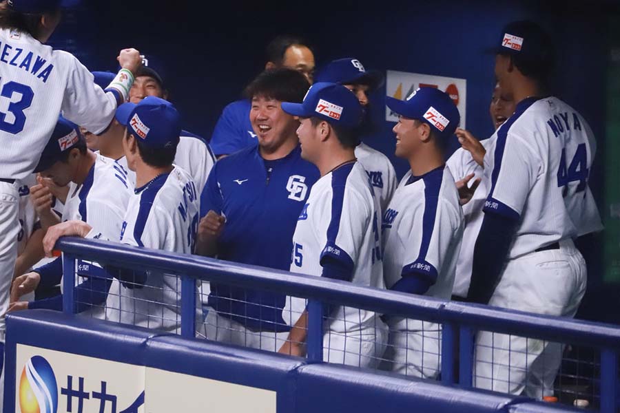 勝利の瞬間チームメイトと喜ぶ中日・松坂大輔【写真：荒川祐史】