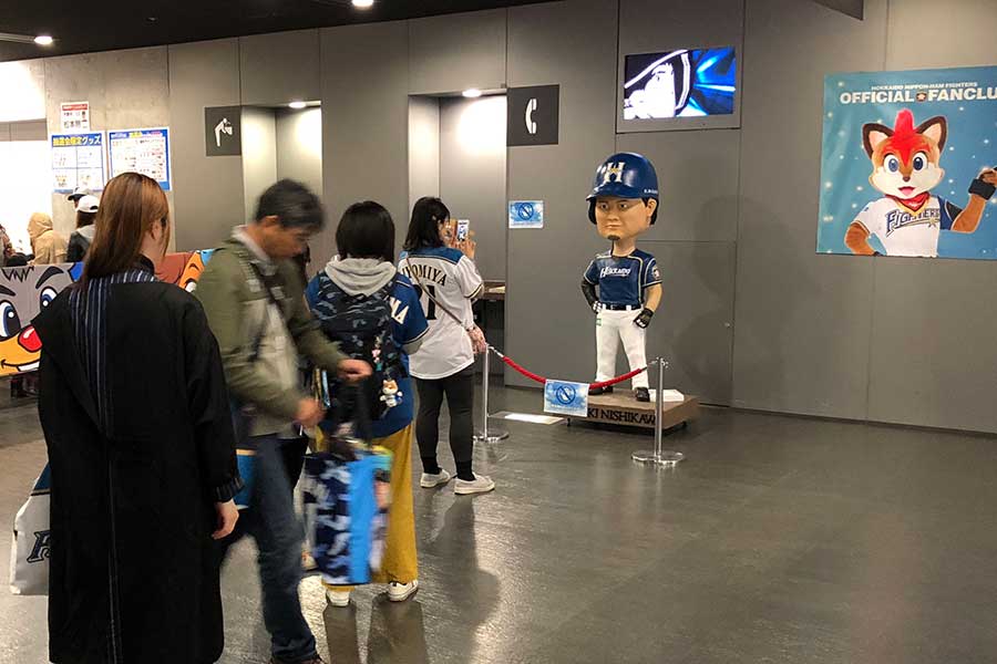 日本ハム・西川遥輝の巨大ボブルヘッド人形の撮影に並ぶファンたち【写真：(C)H.N.F】