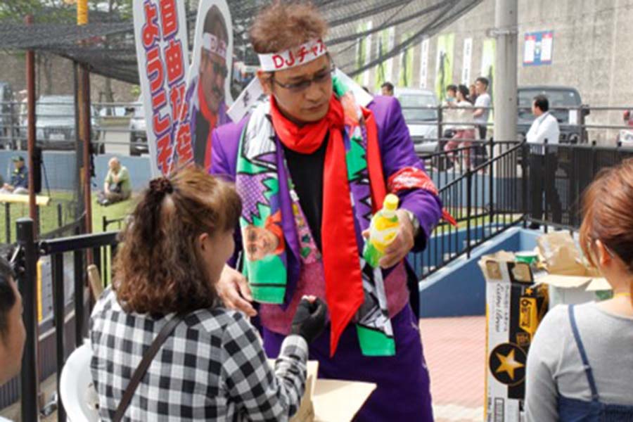 鎌ケ谷スタジアムで活動中の謎の二刀流キャラクター「DJチャス。」【写真：石川加奈子】