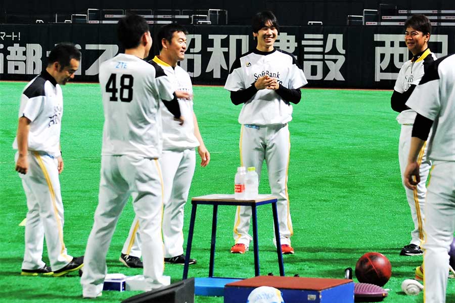 ソフトバンク・倉野コーチと選手たち【写真：藤浦一都】