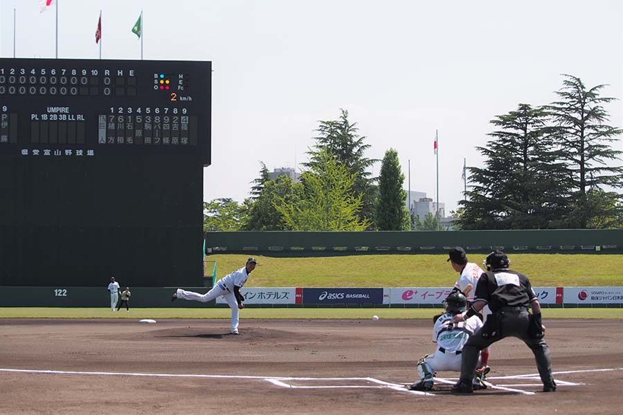 伊藤智仁監督の4球目「渾身のスライダー」スコアボードには25年前のラインナップが表示された【写真：秋山健一郎】
