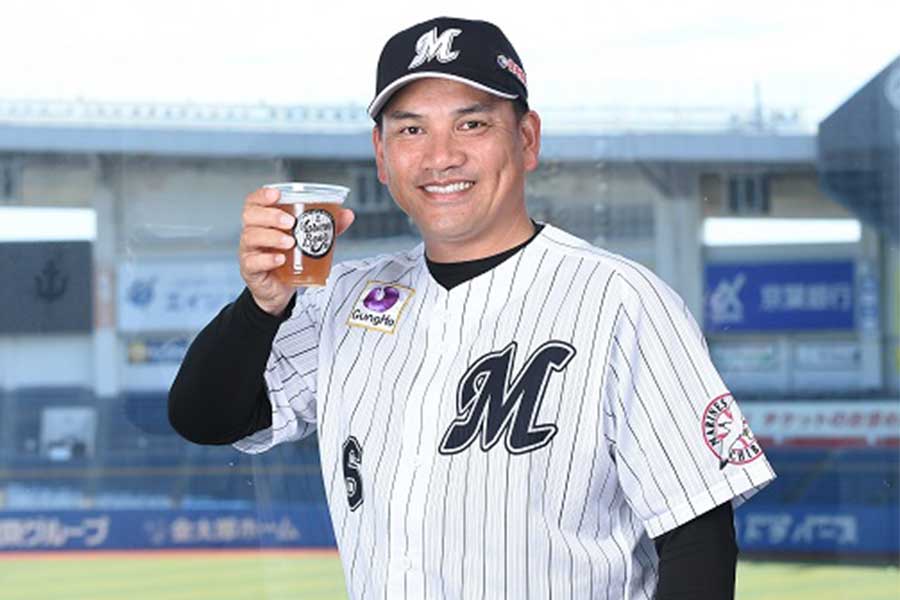 マリーンズビールを手に笑顔の井口監督【写真提供：千葉ロッテマリーンズ】