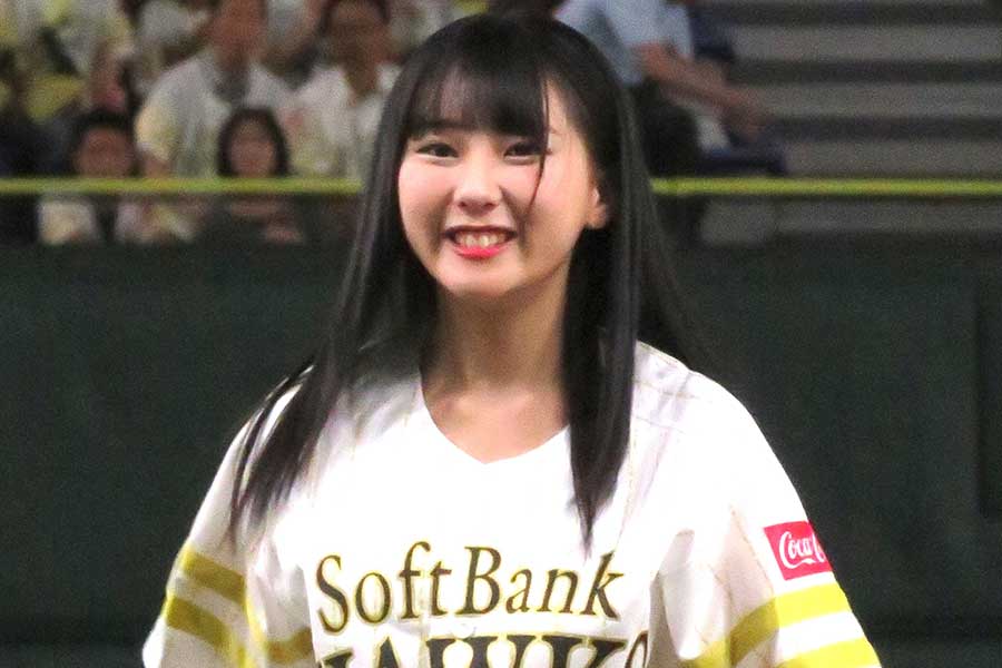 総選挙10位のHKT48田中美久が「99点」始球式 「鷹の祭典 2018」開幕戦で | Full-Count