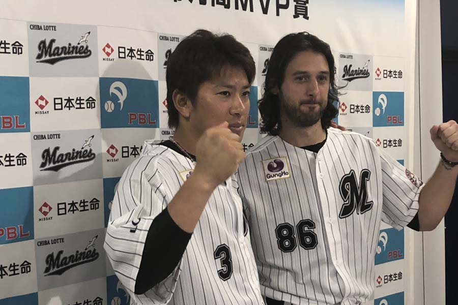 6月の月間MVPを受賞したロッテの角中勝也とマイク・ボルシンガー（左から）【写真：細野能功】