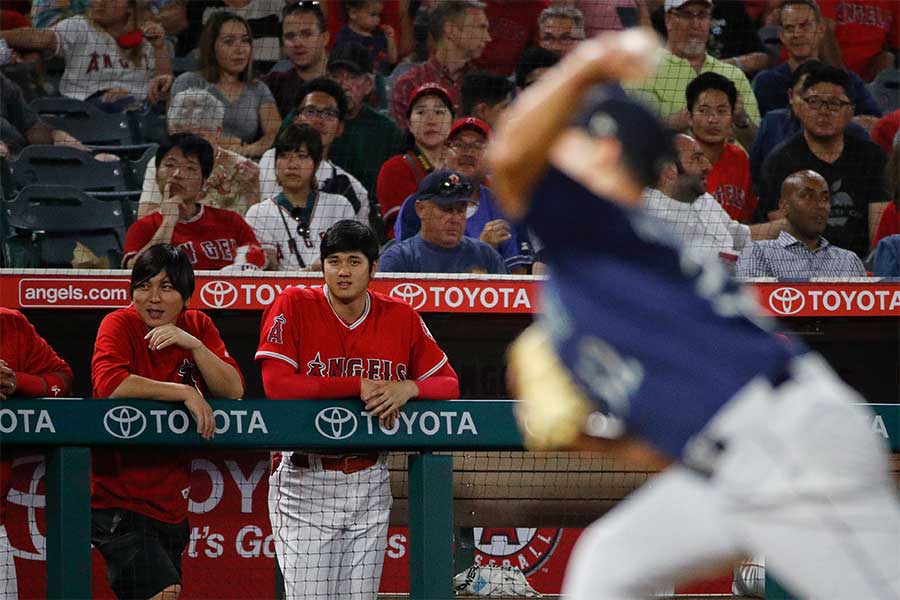 この日は出番なしに終わったエンゼルス・大谷翔平（中央）【写真：AP】