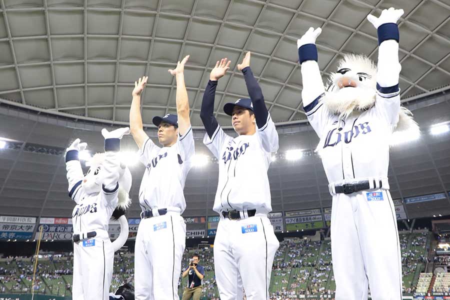 18日のヒーローとなった西武・秋山（左）と多和田【写真：荒川祐史】