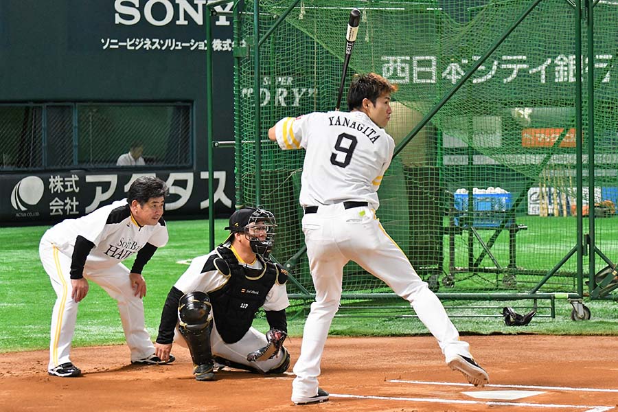 工藤監督が見つめる中、練習に励むソフトバンク・柳田悠岐（右）【写真：藤浦一都】