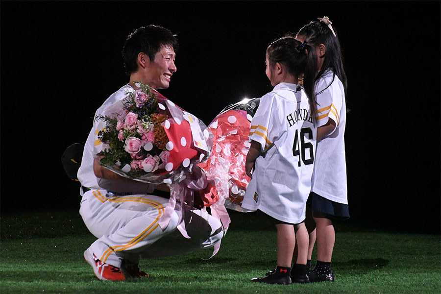 2人の愛娘が花束をもって駆け寄り、“大好きなパパ”にメッセージを贈った【写真：藤浦一都】