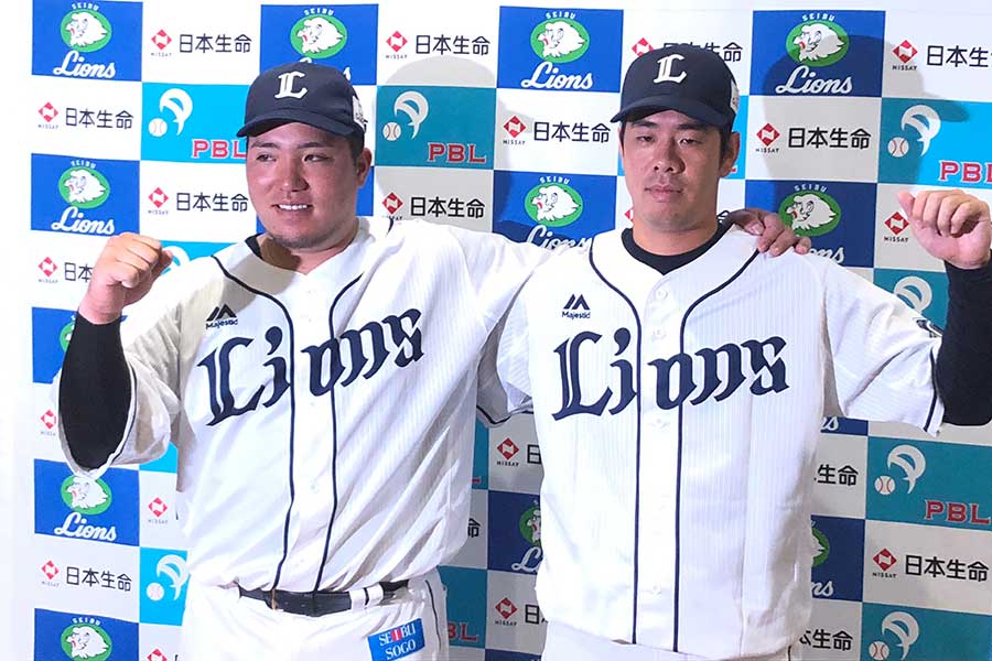月間MVPを獲得した西武・山川穂高（左）、多和田真三郎【写真：岩国誠】