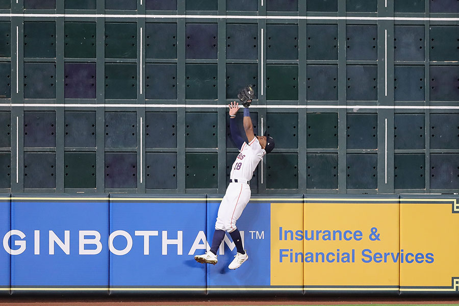 アストロズのトニー・ケンプが見せた捕球を巡って様々な意見が飛び交っている【写真：Getty Images】  