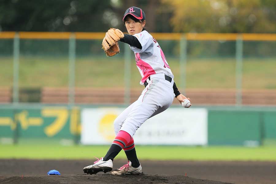 先発のマウンドに立ち好投した日本大学国際関係学部・柳理菜【写真提供：日本女子プロ野球リーグ】