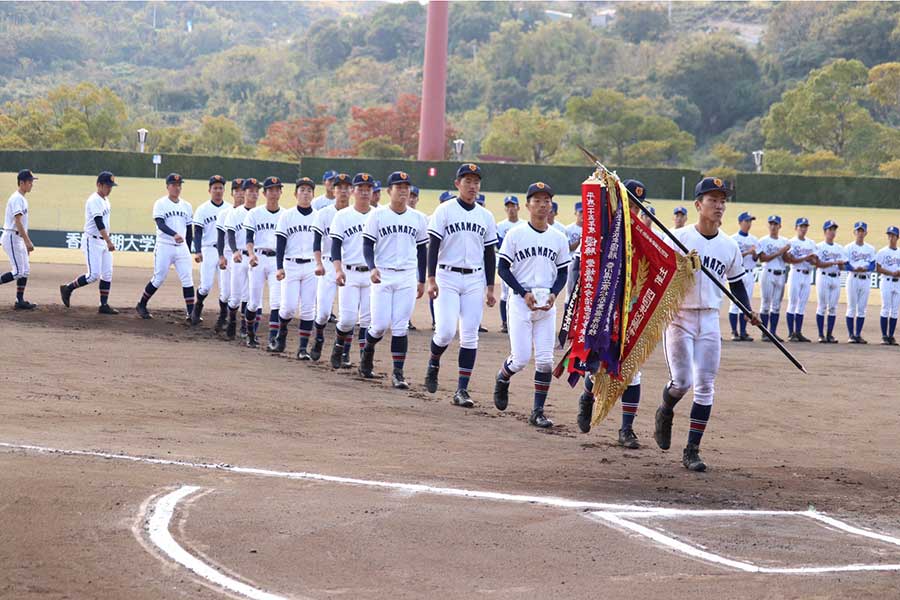 四国大会を制した高松商業ナイン【写真：松倉雄太】