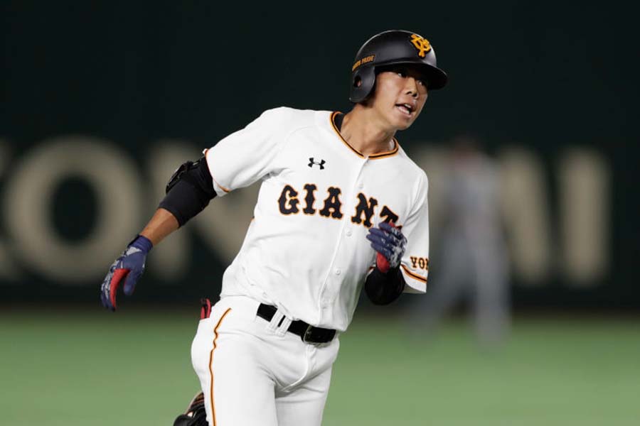 4回に3点ランニング本塁打を放った巨人・松原聖弥【写真：Getty Images】