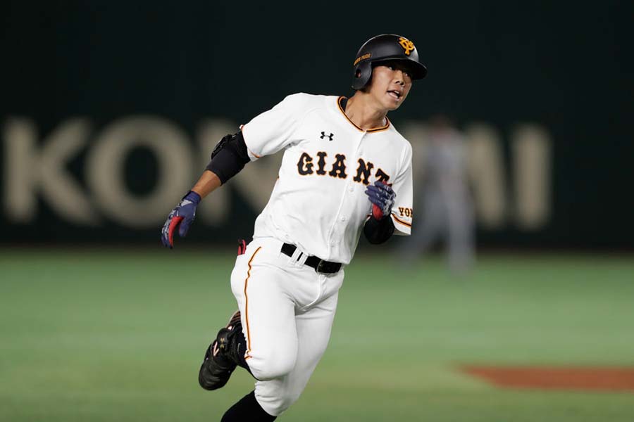 3点ランニング本塁打を放った巨人・松原聖弥【写真：Getty Images】