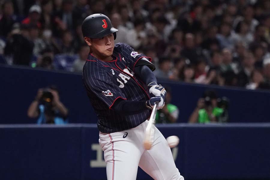 日米野球第6戦で侍ジャパンの4番に座った岡本和真【写真：Getty Images】