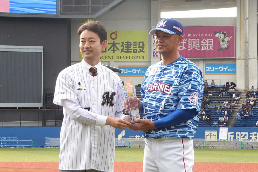 ファン感謝デーで熊谷俊人千葉市長（左）から記念トロフィーを授与されたロッテ・福浦和也【写真：編集部】