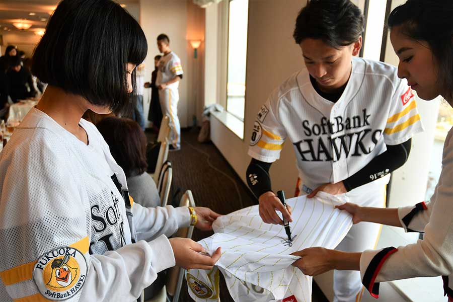 上林ファンの女の子（左）にサインをする東浜巨【写真：藤浦一都】