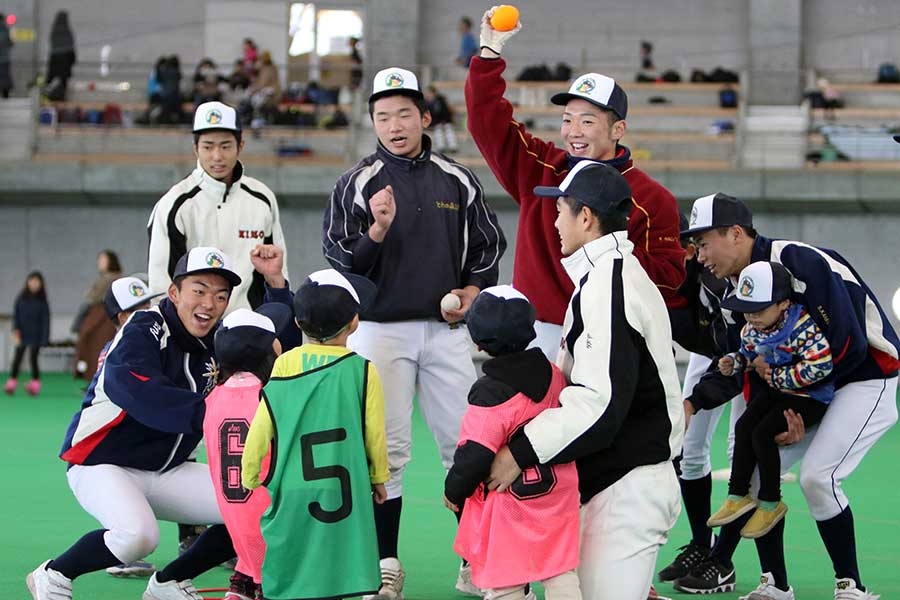 高校球児が未就学児に野球をレクチャー【写真：編集部】