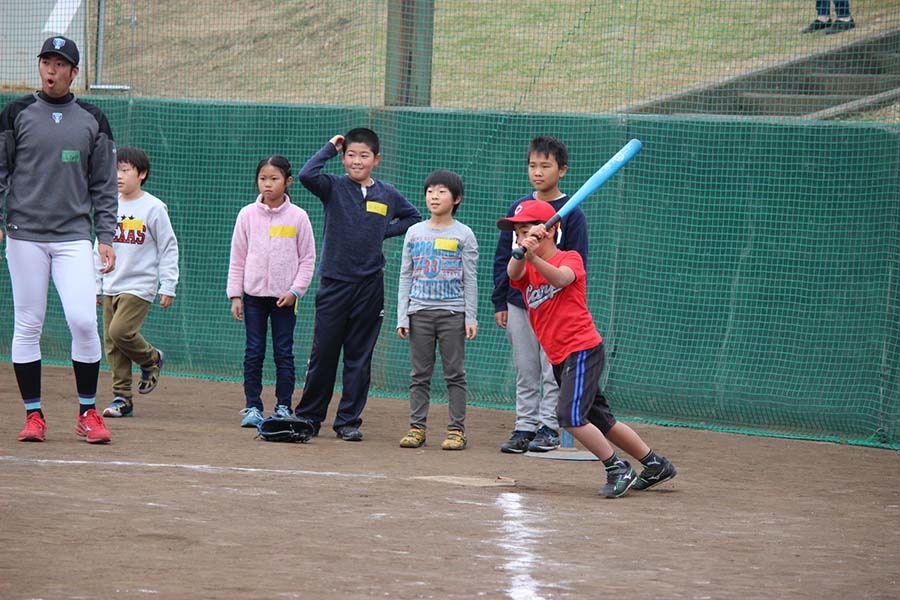 筑波大学球場で行われた「野球遊び　未就学児のための野球あそび」の様子【写真：広尾晃】