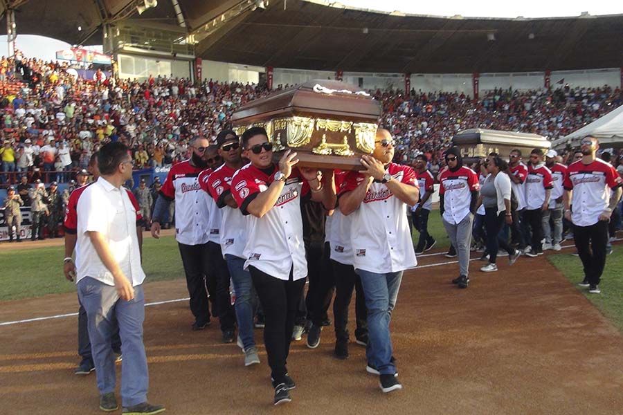 バルブエナとカスティーヨの棺を担ぐカルデナレス・デ・ララのチームメイト【写真：AP】
