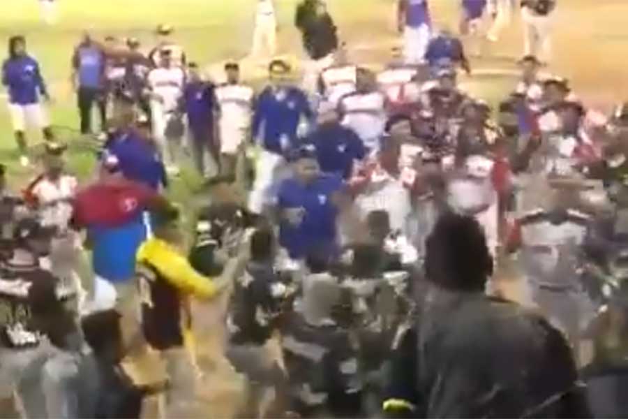 ベネズエラのウインターリーグで大乱闘が勃発（画像はスクリーンショットです）