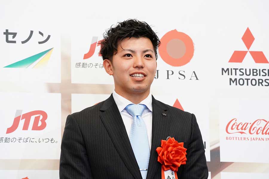 「2018年日本プロスポーツ大賞」の最高新人賞を受賞したDeNA・東克樹【写真：荒川祐史】