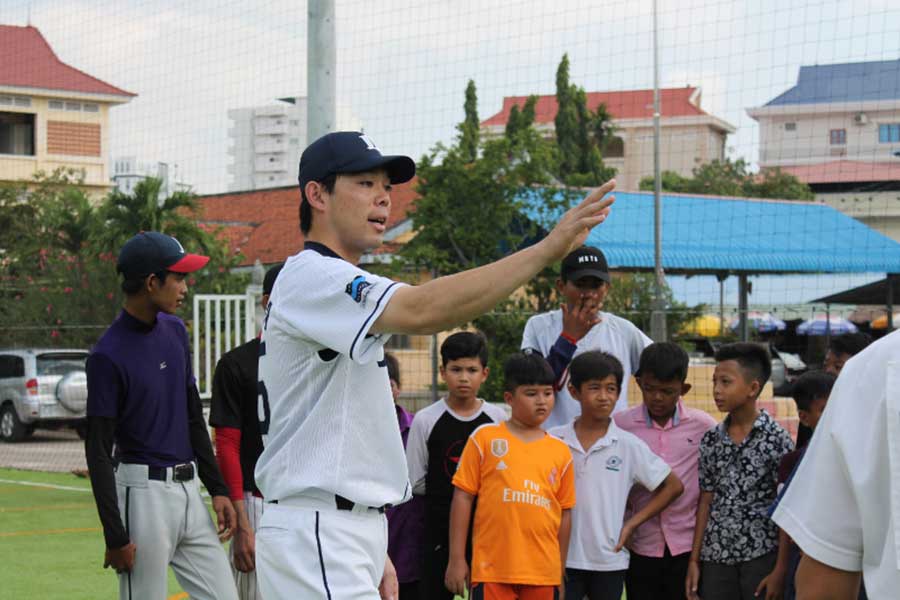 秋山翔吾がカンボジアで野球教室を実施【写真提供：西武ライオンズ】