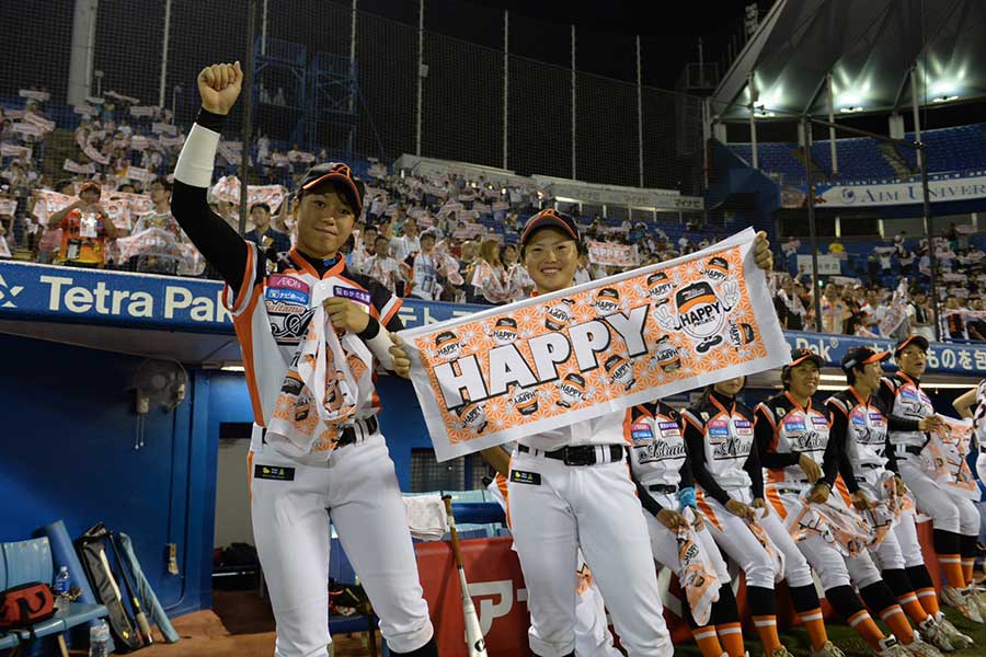 昨季限りで現役を引退した川端友紀（左）と楢岡美和【写真提供：日本女子プロ野球リーグ】